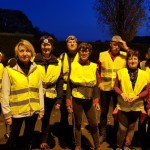 Une manif de "gilets jaunes" ? Non, l'équipe de marcheurs à l'heure du départ ! Bip bip !